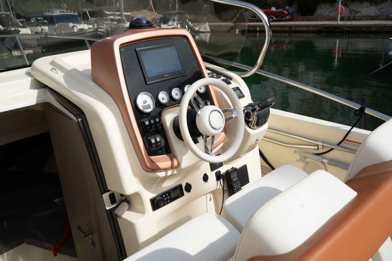 Barco de ensueño: Invictus CX 280 Daycruiser con cabina y WC