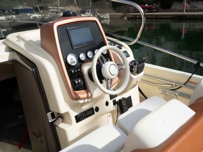 Barco de ensueño: Invictus CX 280 Daycruiser con cabina y WC