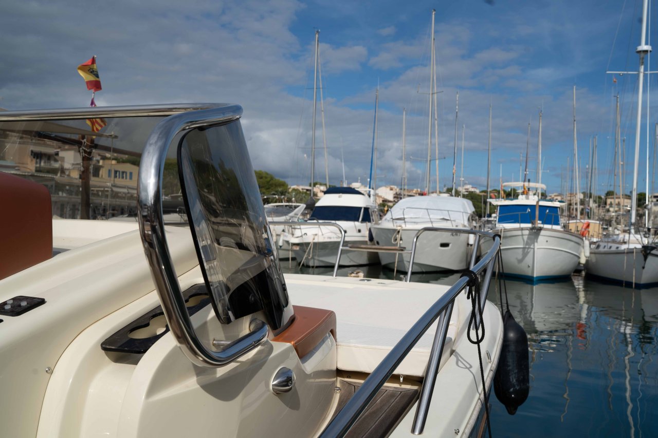 Barco de ensueño: Invictus CX 280 Daycruiser con cabina y WC