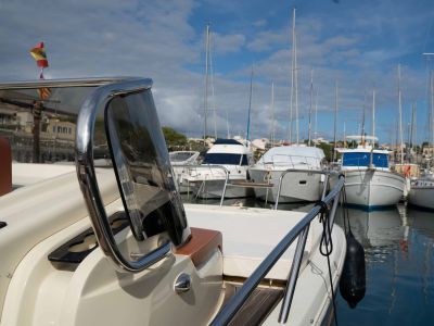 Barco de ensueño: Invictus CX 280 Daycruiser con cabina y WC