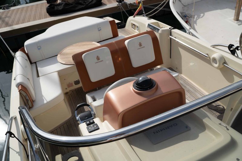 Barco de ensueño: Invictus CX 280 Daycruiser con cabina y WC