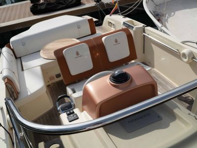 Barco de ensueño: Invictus CX 280 Daycruiser con cabina y WC