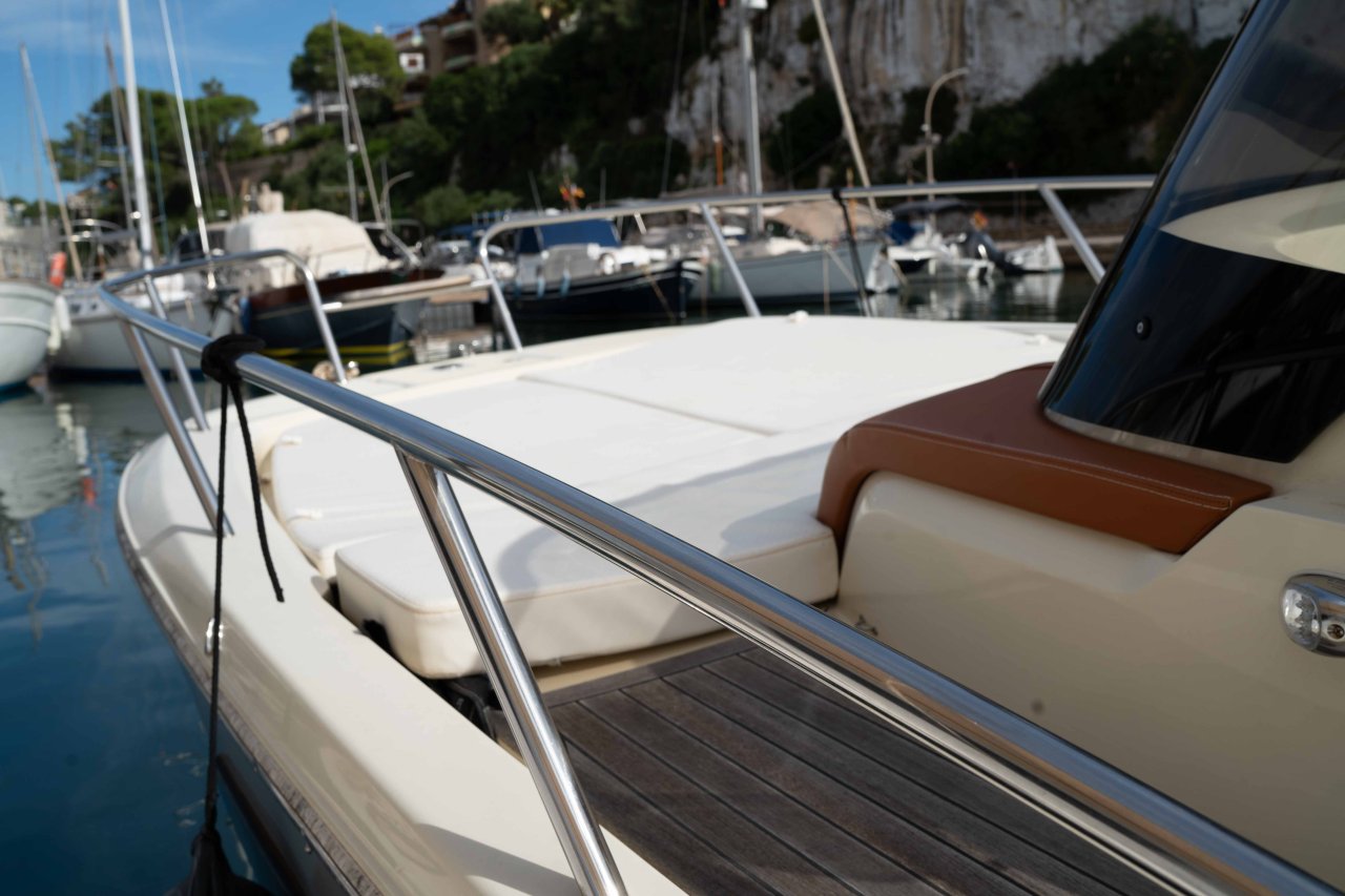 Barco de ensueño: Invictus CX 280 Daycruiser con cabina y WC