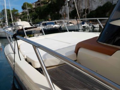 Barco de ensueño: Invictus CX 280 Daycruiser con cabina y WC