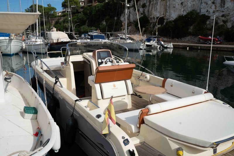 Barco de ensueño: Invictus CX 280 Daycruiser con cabina y WC