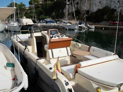 Barco de ensueño: Invictus CX 280 Daycruiser con cabina y WC