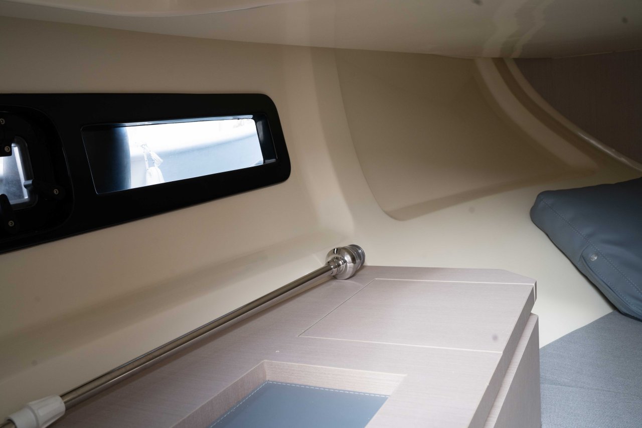 Barco de ensueño: Invictus CX 280 Daycruiser con cabina y WC
