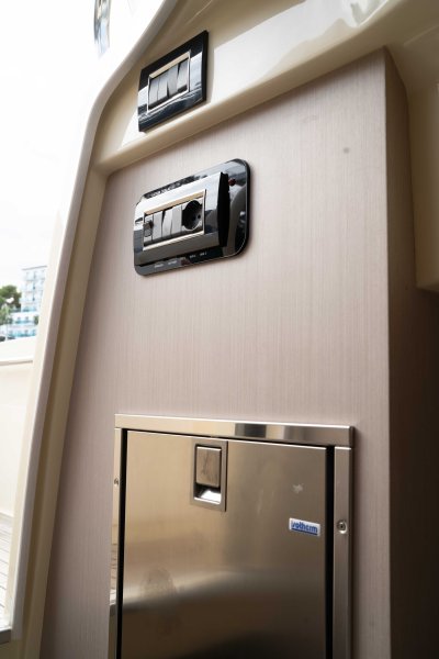 Barco de ensueño: Invictus CX 280 Daycruiser con cabina y WC