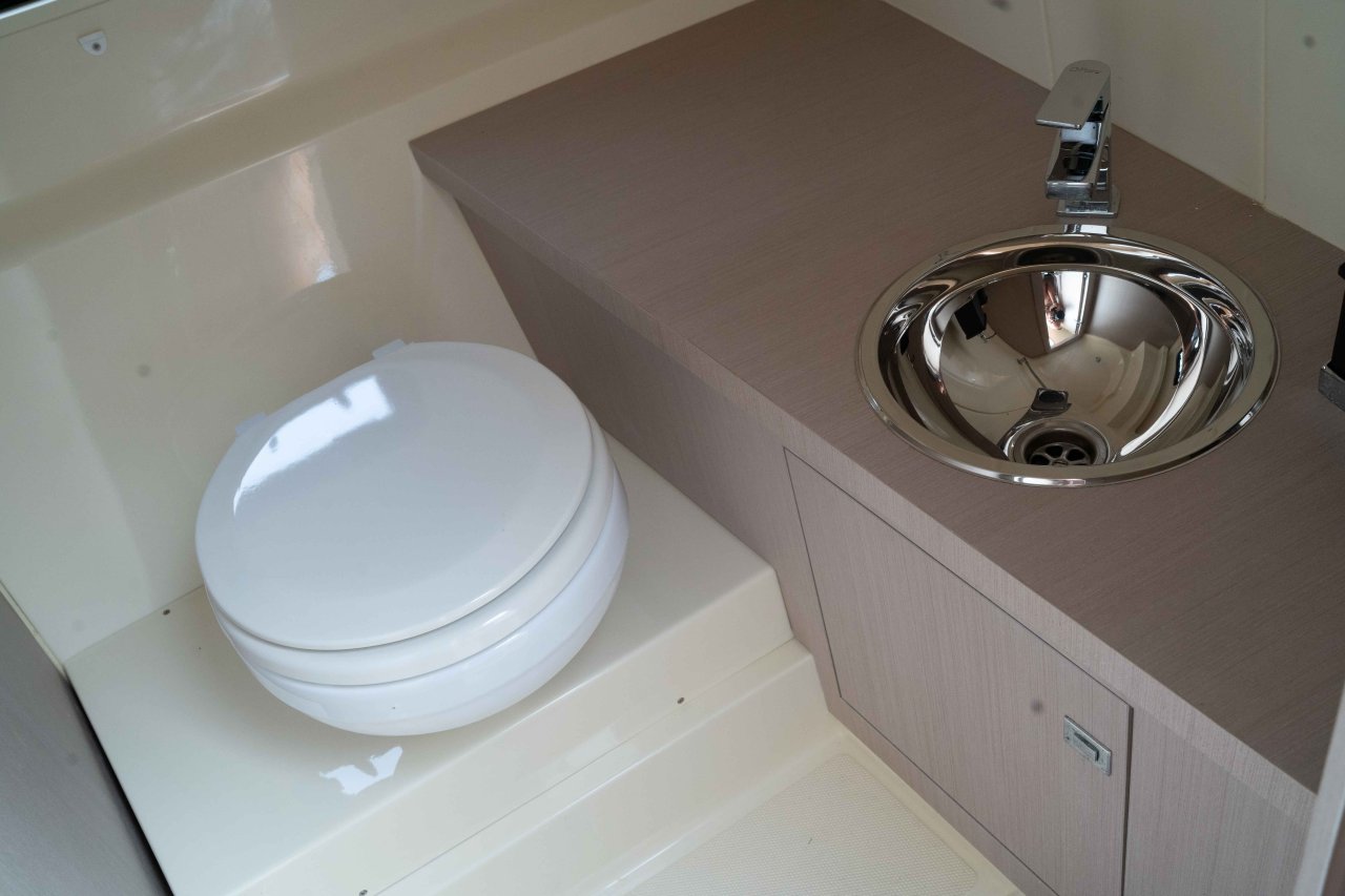 Barco de ensueño: Invictus CX 280 Daycruiser con cabina y WC