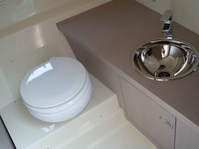 Barco de ensueño: Invictus CX 280 Daycruiser con cabina y WC