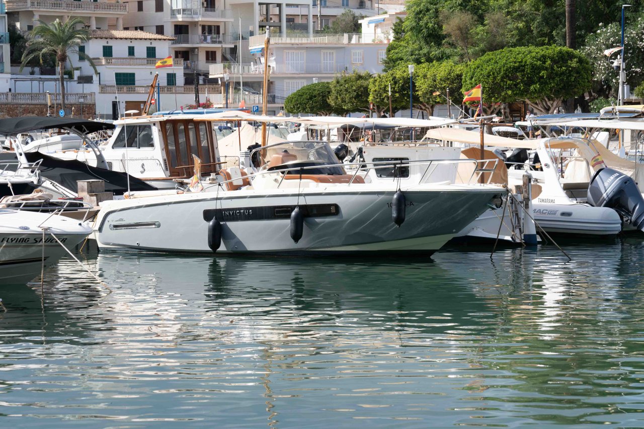 Barco de ensueño: Invictus CX 280 Daycruiser con cabina y WC