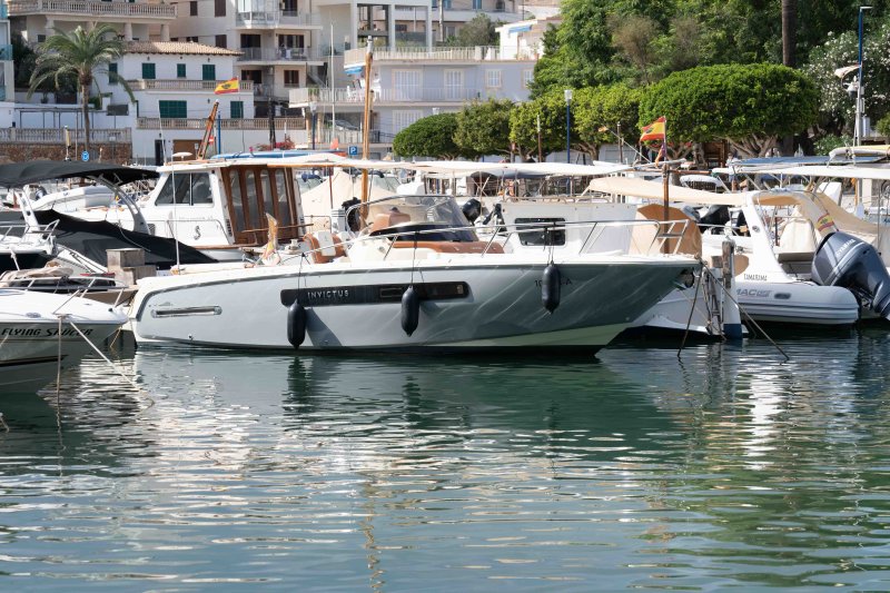Barco de ensueño: Invictus CX 280 Daycruiser con cabina y WC