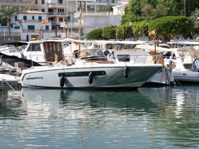 Barco de ensueño: Invictus CX 280 Daycruiser con cabina y WC