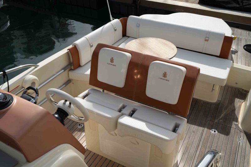 Barco de ensueño: Invictus CX 280 Daycruiser con cabina y WC