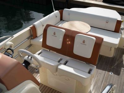 Barco de ensueño: Invictus CX 280 Daycruiser con cabina y WC