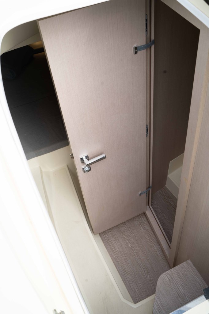 Barco de ensueño: Invictus CX 280 Daycruiser con cabina y WC
