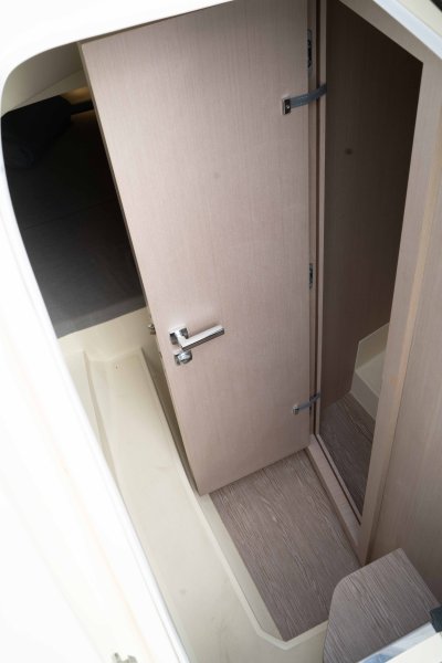 Barco de ensueño: Invictus CX 280 Daycruiser con cabina y WC