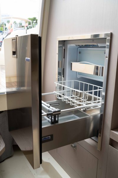 Barco de ensueño: Invictus CX 280 Daycruiser con cabina y WC