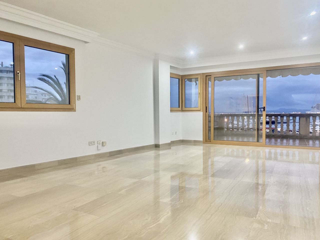 Fantástico apartamento sin amueblar con piscina comunitaria en el puerto de Palma -- AP 11