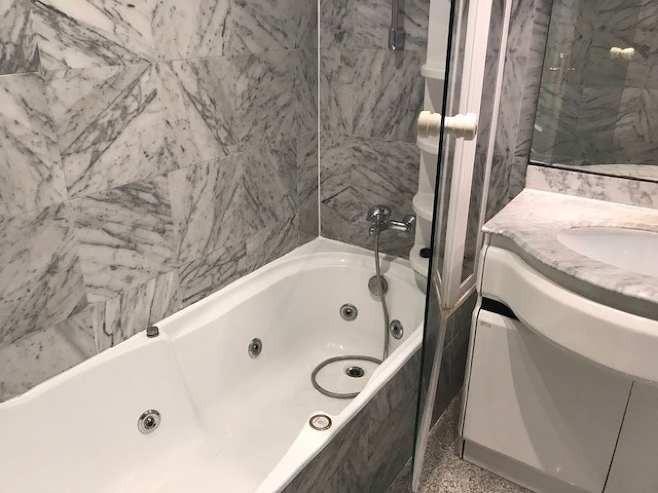 Fantástico apartamento sin amueblar con piscina comunitaria en el puerto de Palma -- AP 11