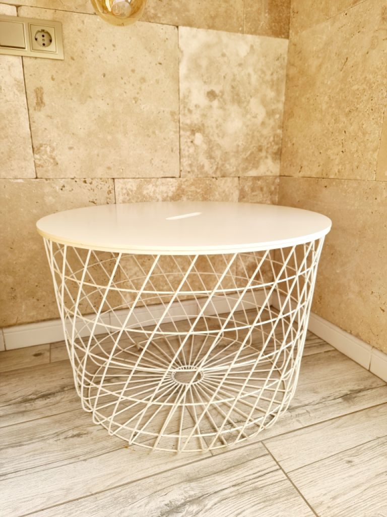 Truhe,  Beistelltisch, Korb aus Metall