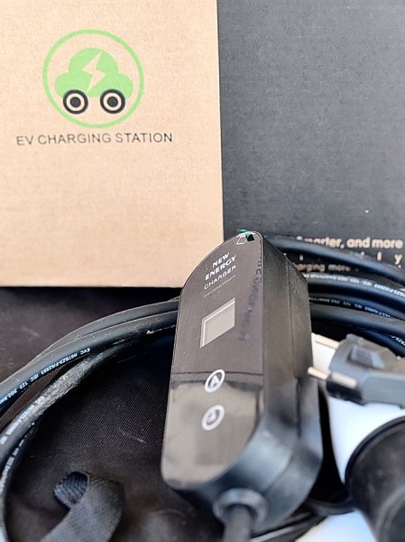 Type 2 charger for electric vehicles, 3.5 kW with switchable current from 8 A to 16 A, with display
