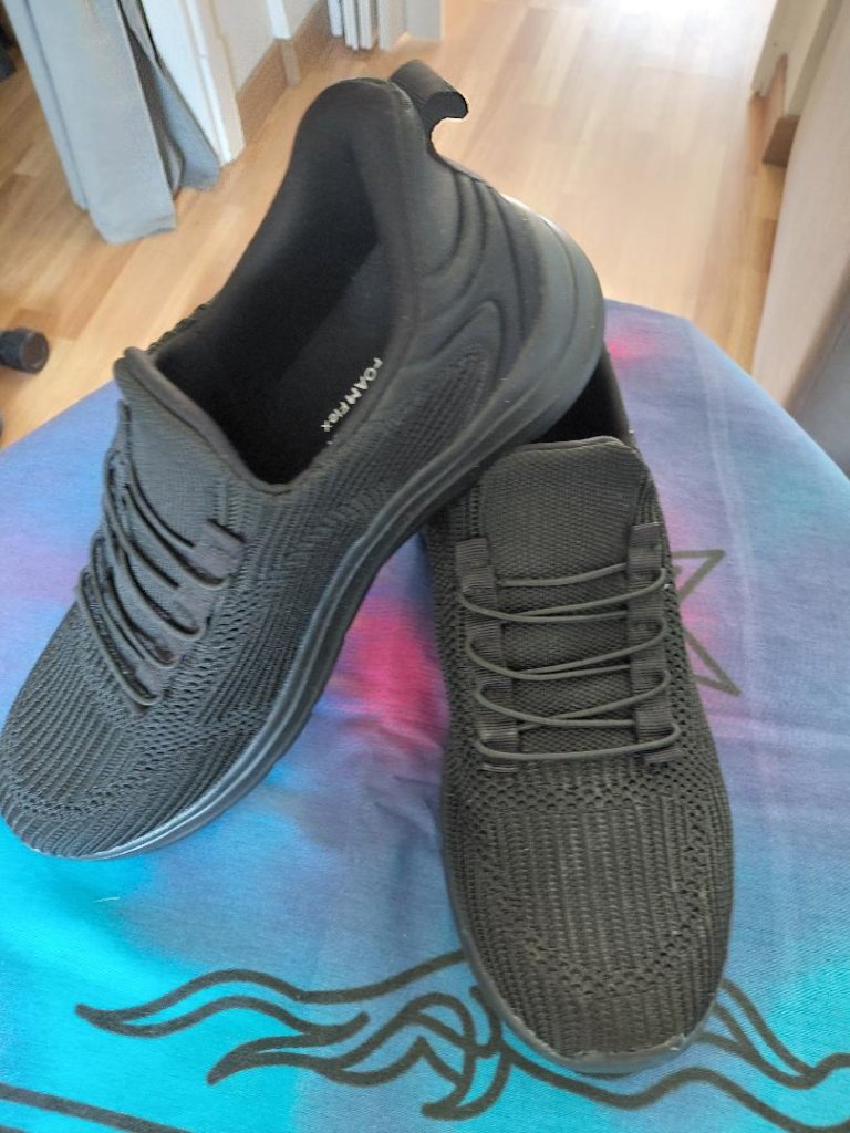 Ultraleichte Turnschuhe schwarz NEU Größe 43 Herren oder Damen