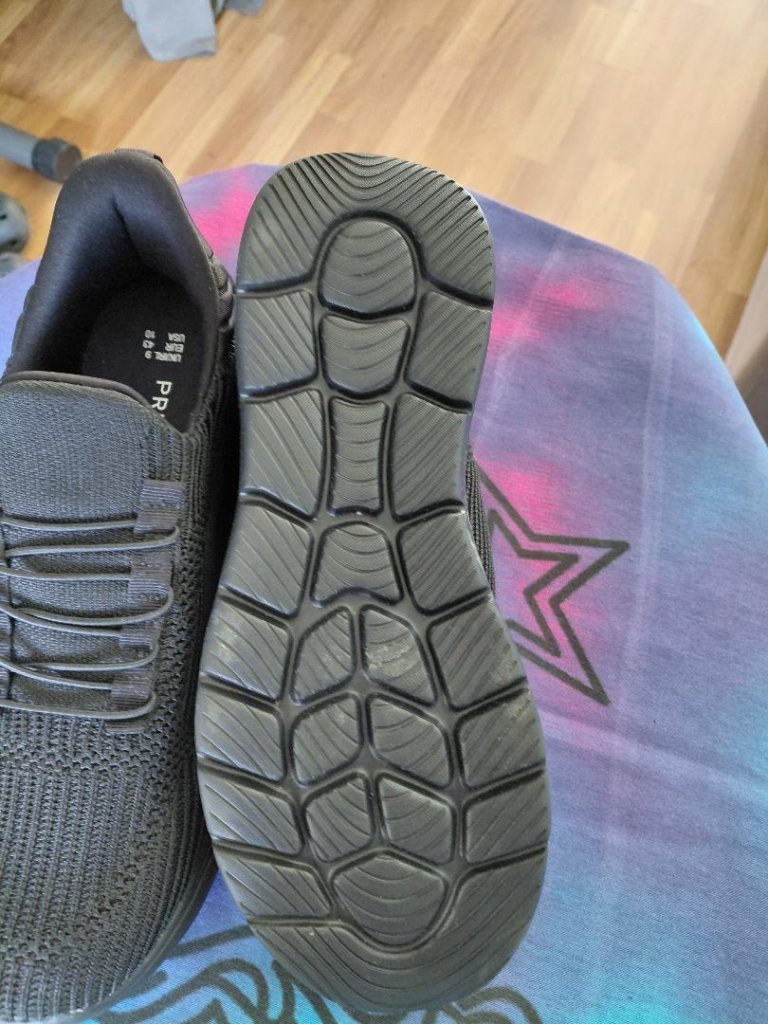 Ultraleichte Turnschuhe schwarz NEU Größe 43 Herren oder Damen