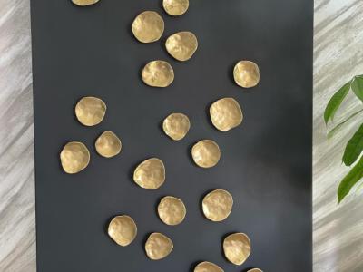 Pieza única en negro/dorado