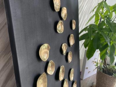 Pieza única en negro/dorado