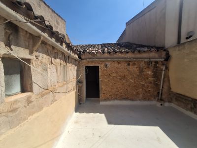 Unmöbliertes 2 Etagendorfhaus mit Garten, Terrassen und Garage im Zentrum Campos -DH 33
