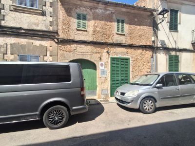 Unmöbliertes 2 Etagendorfhaus mit Garten, Terrassen und Garage im Zentrum Campos -DH 33