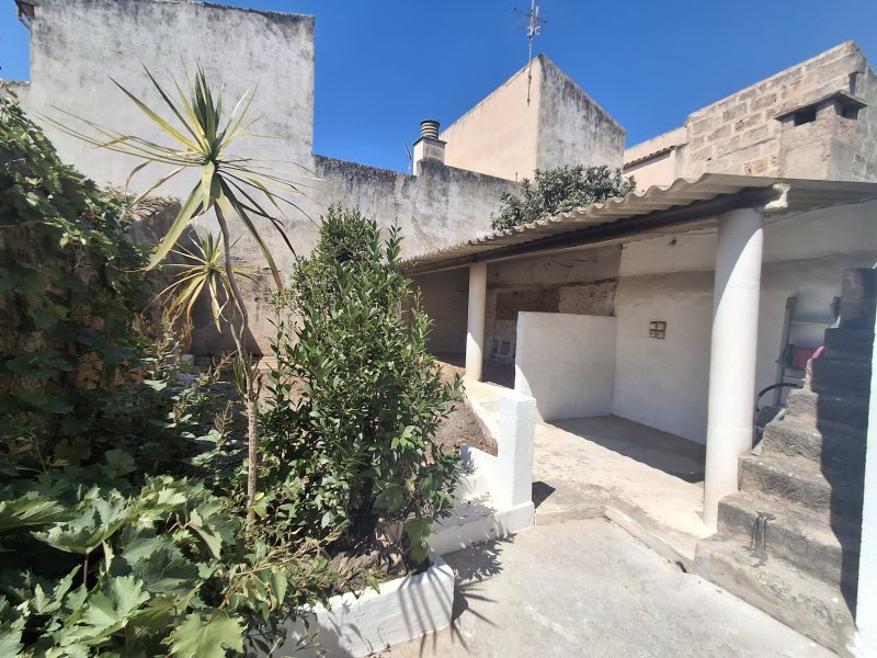Unmöbliertes 2 Etagendorfhaus mit Garten, Terrassen und Garage im Zentrum Campos -DH 33