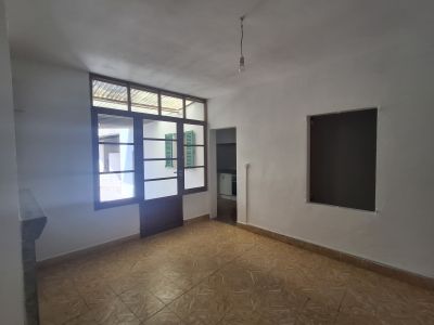 Unmöbliertes 2 Etagendorfhaus mit Garten, Terrassen und Garage im Zentrum Campos -DH 33