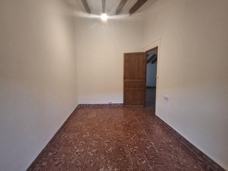 Unmöbliertes 2 Etagendorfhaus mit Garten, Terrassen und Garage im Zentrum Campos -DH 33