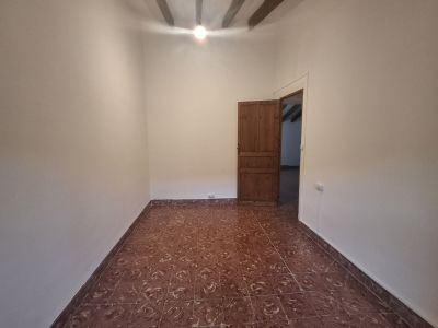 Unmöbliertes 2 Etagendorfhaus mit Garten, Terrassen und Garage im Zentrum Campos -DH 33
