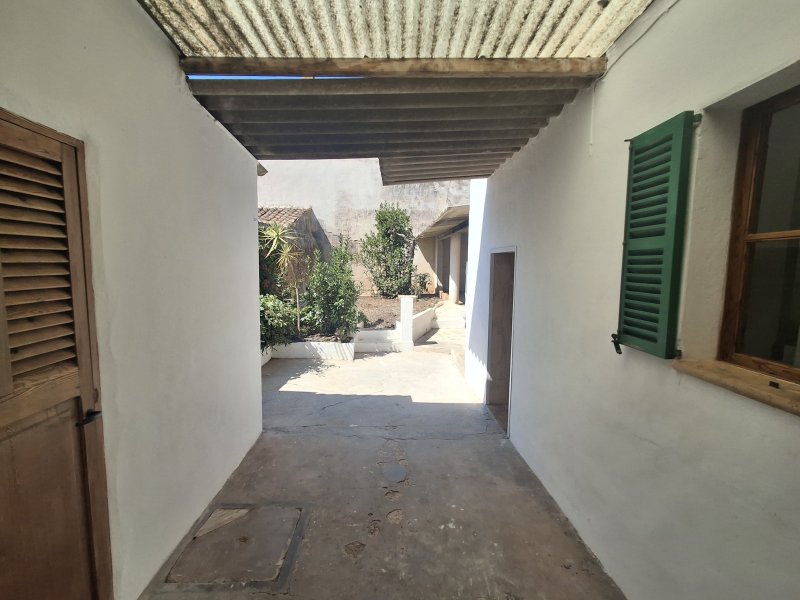 Unmöbliertes 2 Etagendorfhaus mit Garten, Terrassen und Garage im Zentrum Campos -DH 33