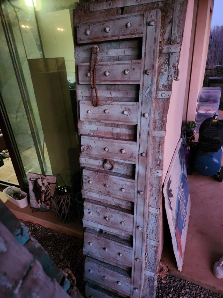 Uralte Tür mit Zarge