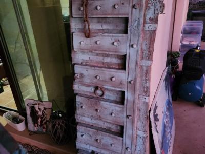 Puerta antigua con marco