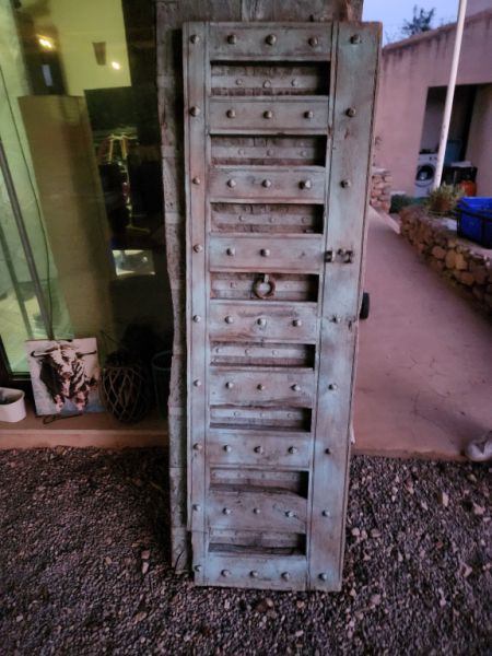 Puerta antigua con marco