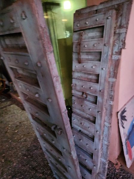 Puerta antigua con marco