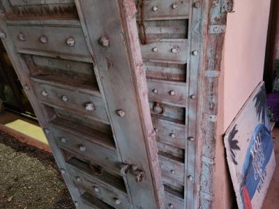 Puerta antigua con marco