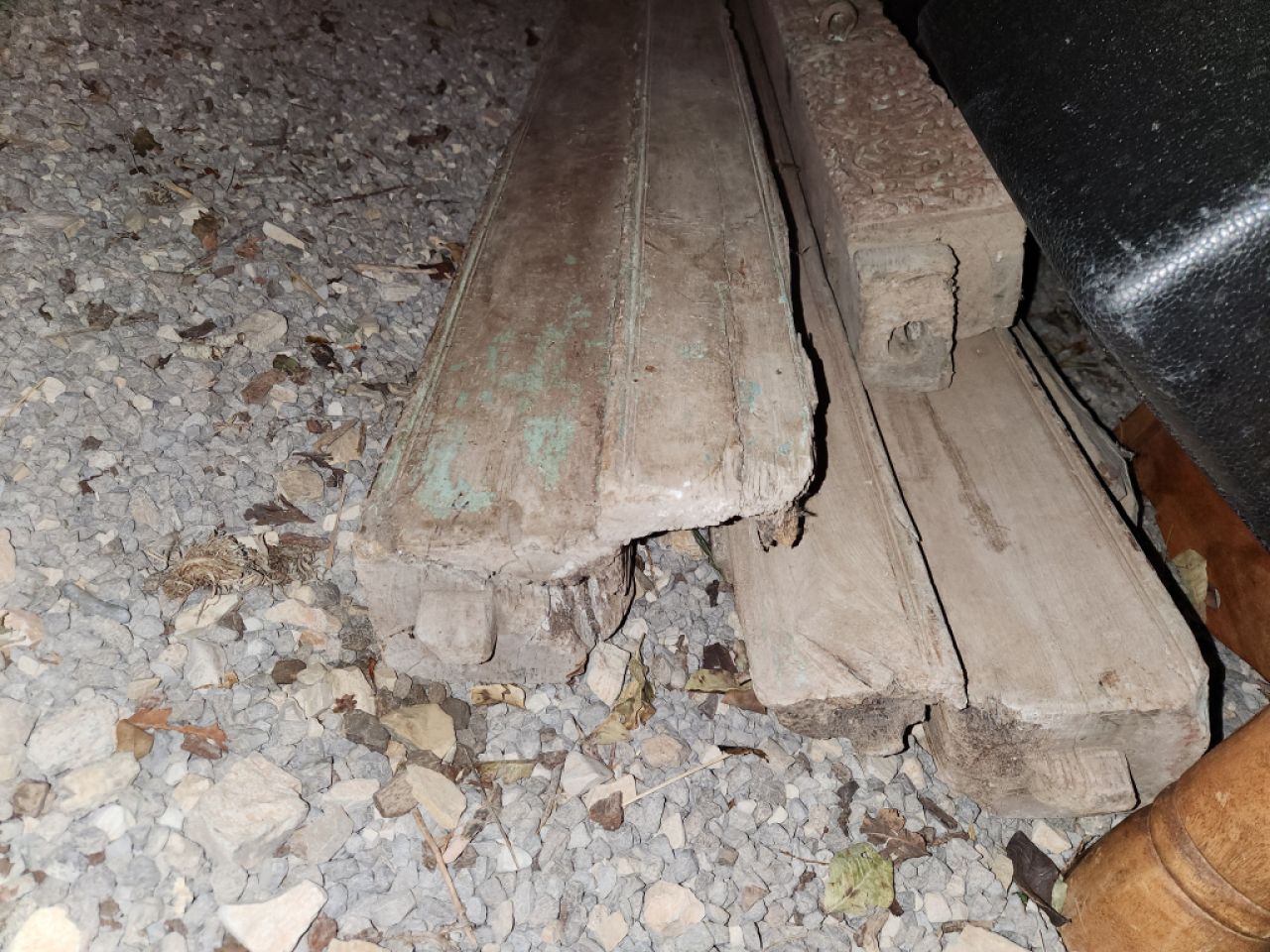 Puerta antigua con marco