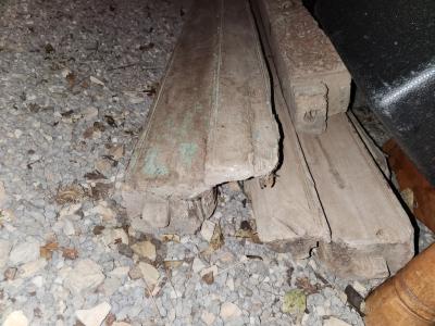 Puerta antigua con marco