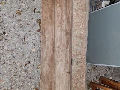 Puerta antigua con marco