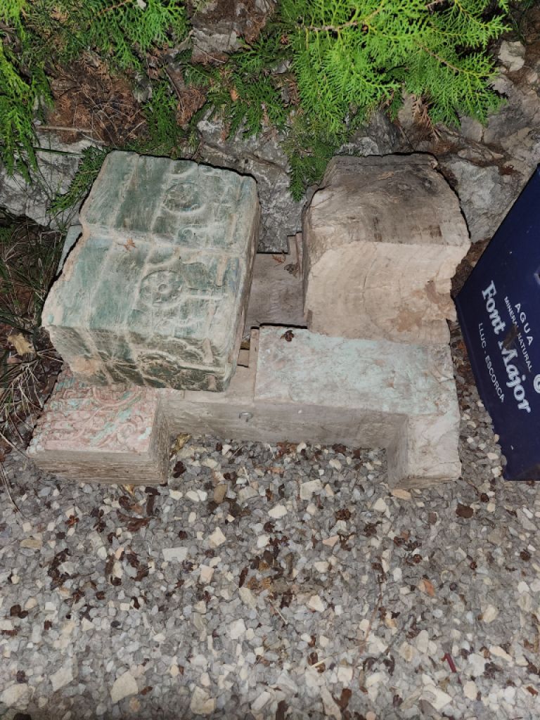 Puerta antigua con marco