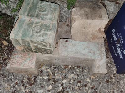 Puerta antigua con marco