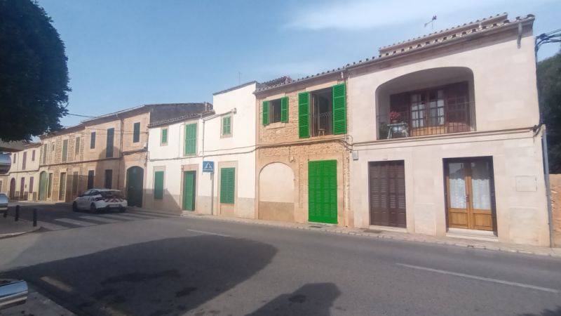 Sale of a 2 storey village house with garage and courtyard in Es LLombards - Santanyi - DH 08 VK