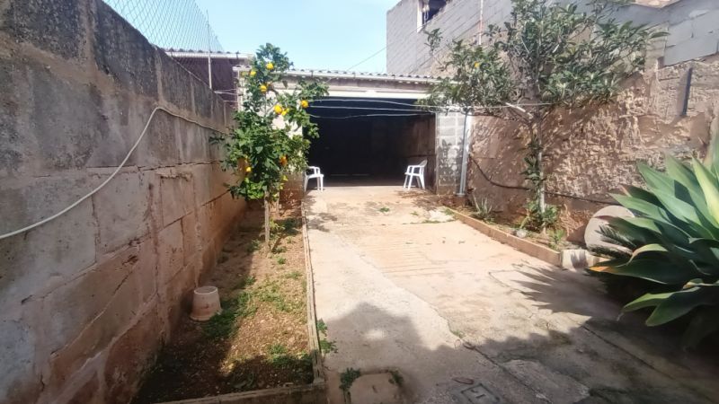 Sale of a 2 storey village house with garage and courtyard in Es LLombards - Santanyi - DH 08 VK