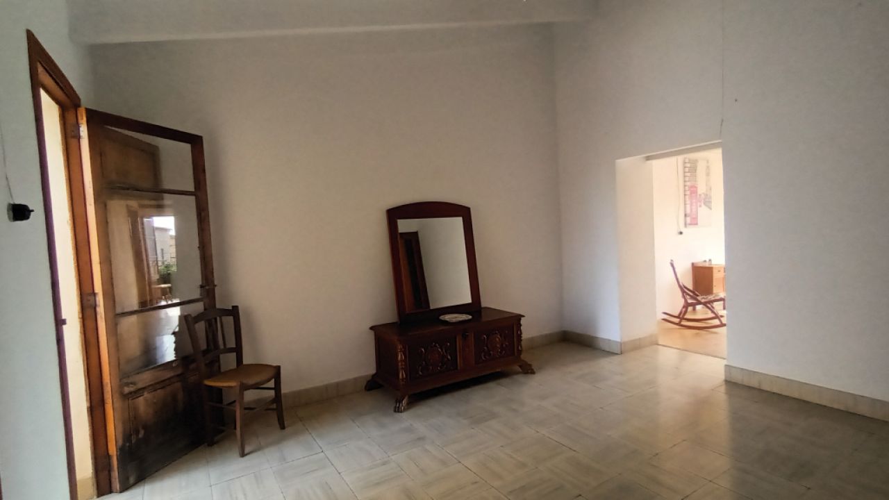 Sale of a 2 storey village house with garage and courtyard in Es LLombards - Santanyi - DH 08 VK